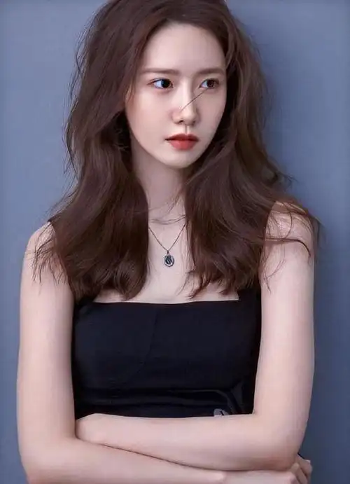 林允儿的清纯美照惊艳迷人