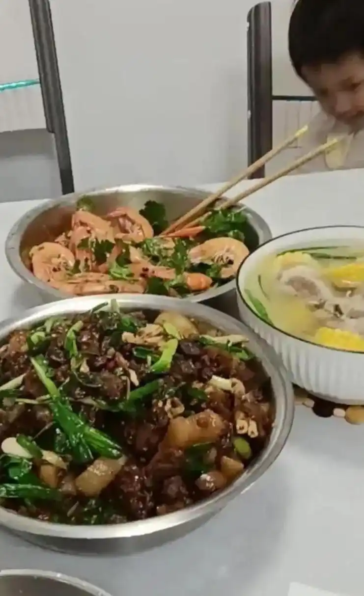 同样一桌菜,老婆和老公拍出来了两种效果.