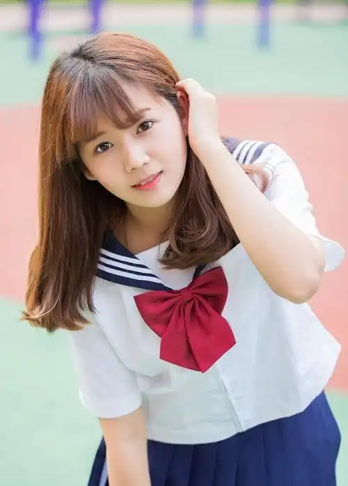 每日一图—清纯学生妹清爽外拍写真乖巧可爱萌萌哒