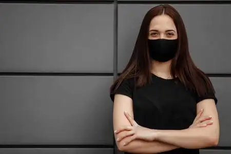 美丽女性戴口罩图片