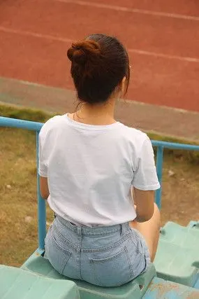 女生坐着的背影