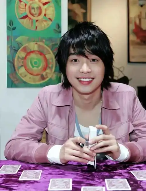 张栋梁 "微笑王子"何群回来咯!乌龟妹的扫把星!谁的青春啊 - 抖音