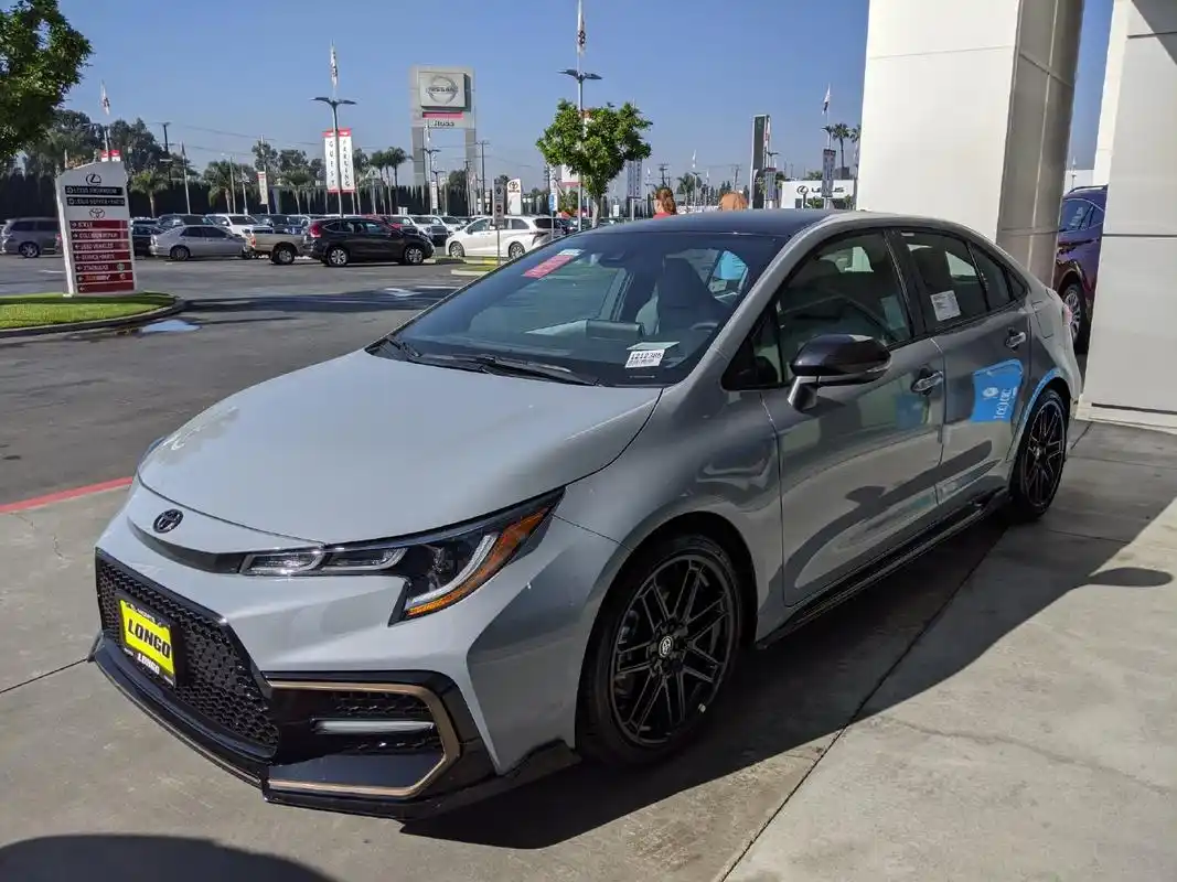 新款丰田雷凌到店实拍,水泥灰外观 1.8动力,造型比思域帅气