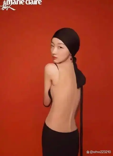 没料到,"忘拉窗帘"事件过去9年,周冬雨就以"这种姿态"呈现