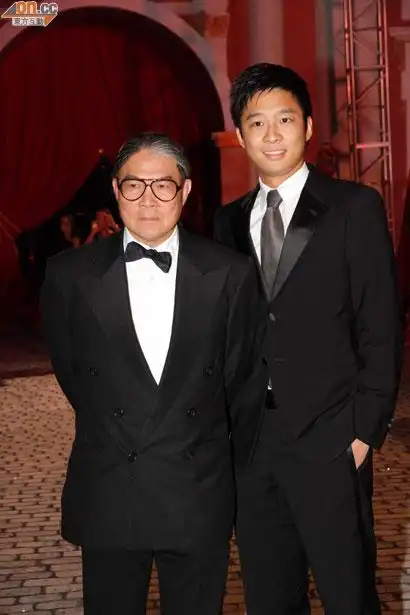 霍震霆与二儿子霍启山出席婚礼