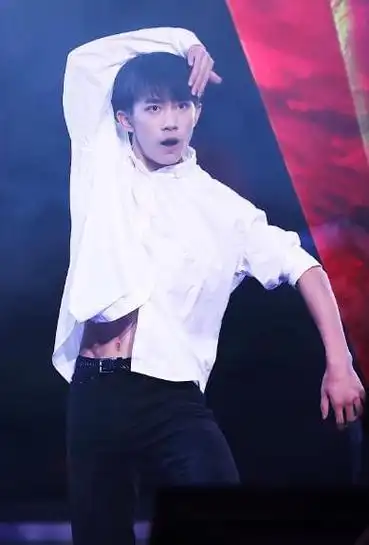 tfboys-易烊千玺 秀腹肌,千万粉丝激动了.纷纷表示被撩到了