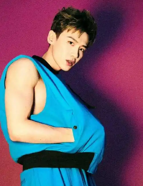 白敬亭腹肌大片来袭,网友说:"看你腹肌没有另外的价钱吧?