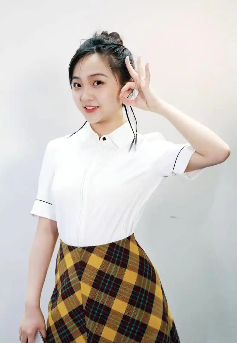 林妙可身材又发福了?穿拼色连衣裙简约大气,可惜毫无曲线感