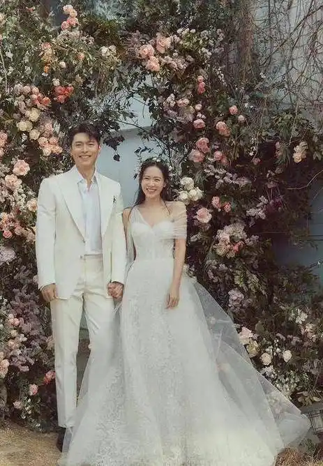 原创又磕到了孙艺珍亲自发糖庆祝结婚两周年与玄彬新的婚纱照美哭