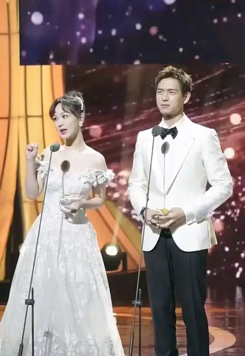 杨紫李现同台,杨紫造型好可爱哈!