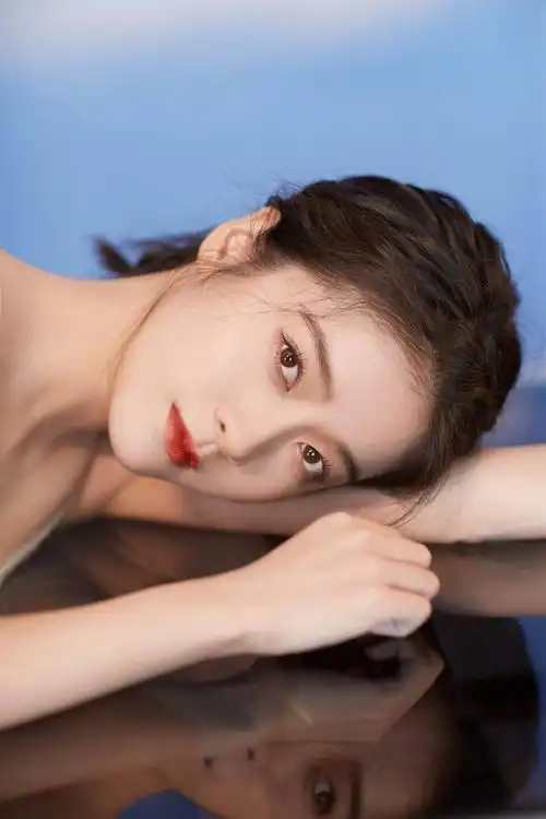 张雪迎穿轻纱吊带裙温柔浪漫大秀美背性感撩人