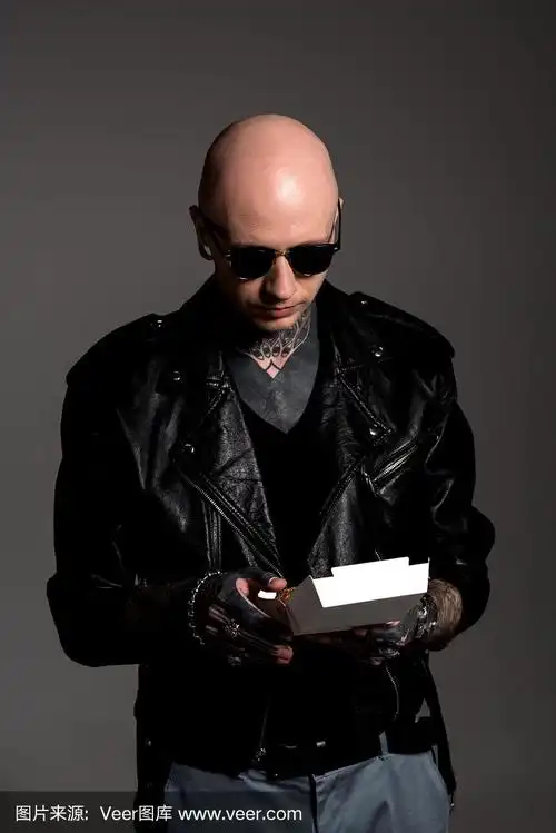 光头纹身男子皮夹克和太阳镜拿盒子与美味的汉堡孤立灰色