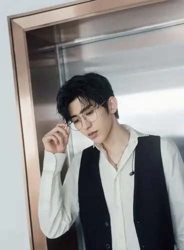 王一博马甲西裤,戴眼镜秒变优雅绅士