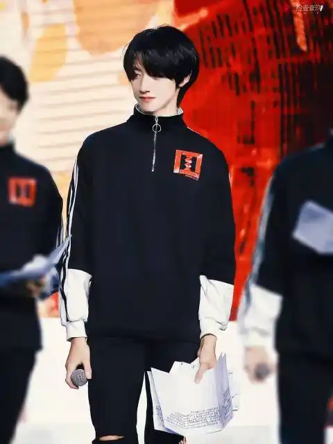 朱志鑫[超话]#  "一起去到最高点 成为超级偶像" 陪你成长的路上总会