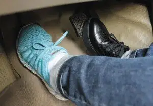 高跟鞋踩刹车易打滑 记者郄磊摄