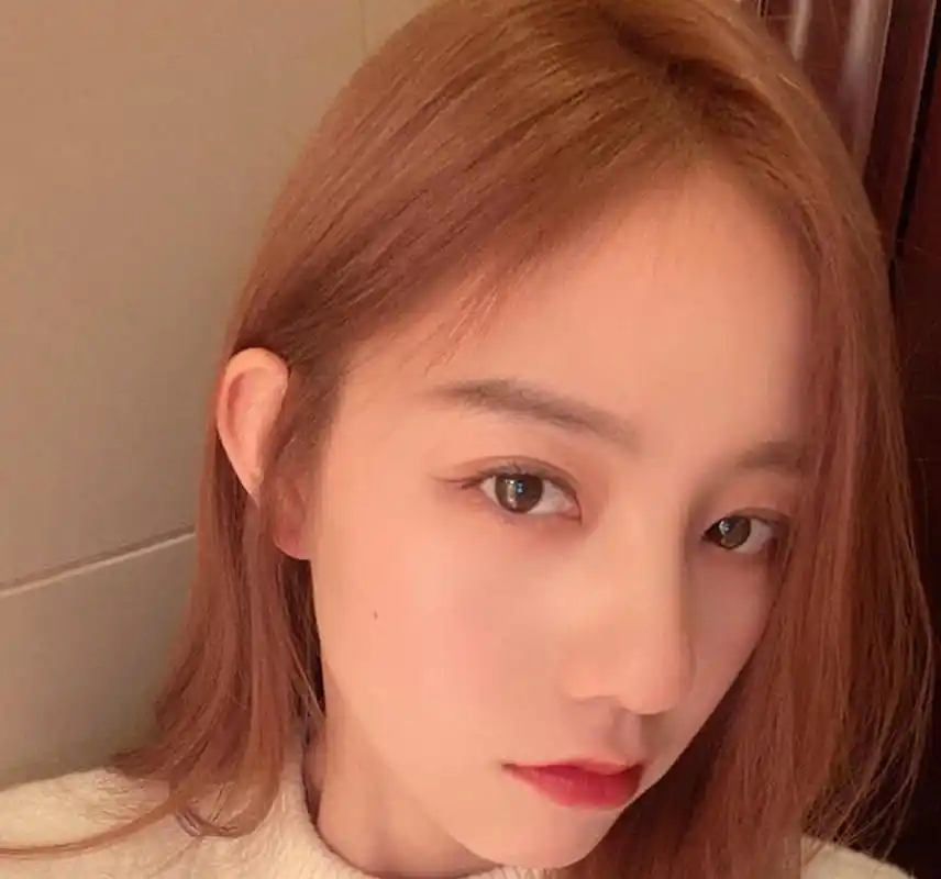 美女李佳宁迷人美照欣赏