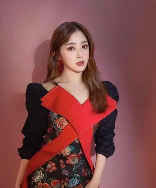 张含韵:童颜不老,36岁依旧迷人,奶欲风情引人注目