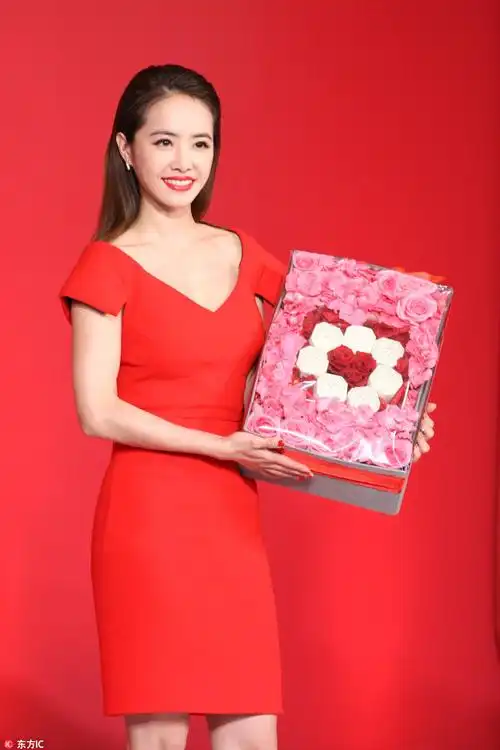 女王气场爆棚!蔡依林红色连衣裙美艳大方