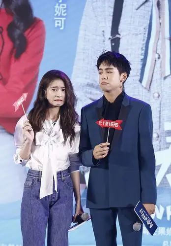 张雪迎与曾舜晞"比丑" 翻白眼嘟嘴傻笑表情包大战