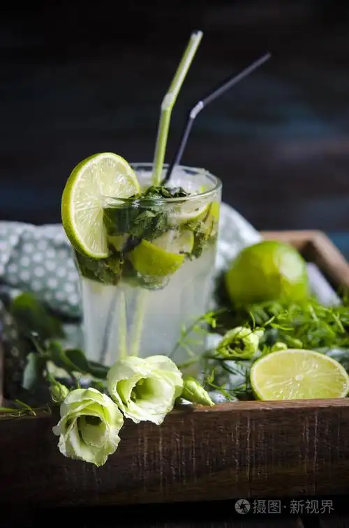 提供柠檬和薄荷柠檬水的近景,杯中加冰