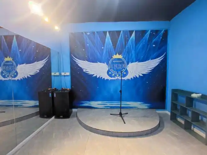 一家专业做主持培训的机构,给你们看看我们的少儿小主持教室,有舞台