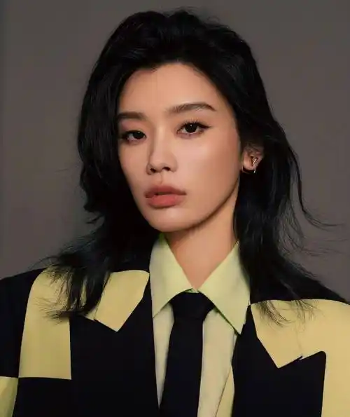 图片显示,奚梦瑶选择了一套黑白棋服来填充整个气氛.