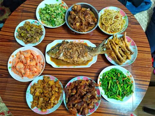 过年去给姥爷拜年,舅妈做了一桌子菜,都是我爱吃的,亲情最温暖