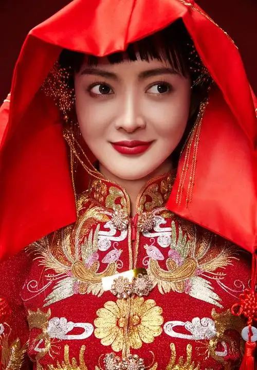 明星结婚,除了在婚纱以及婚礼上穿上了浓厚的中式设计礼服,造型吸睛且