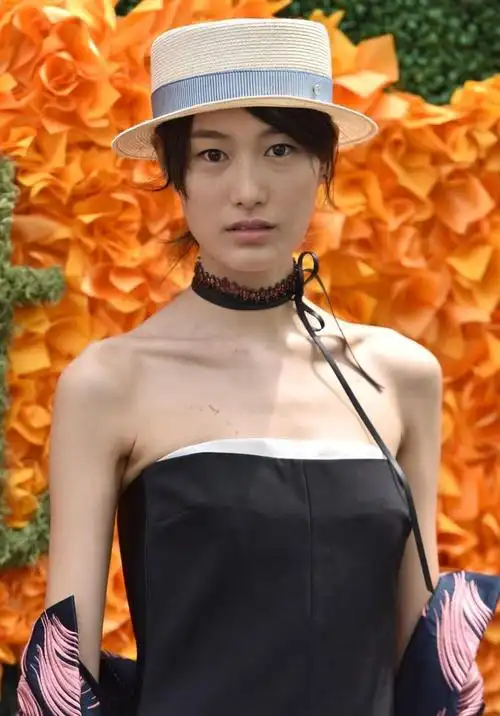 陈冠希绯闻女友秦舒培穿抹胸裤现身