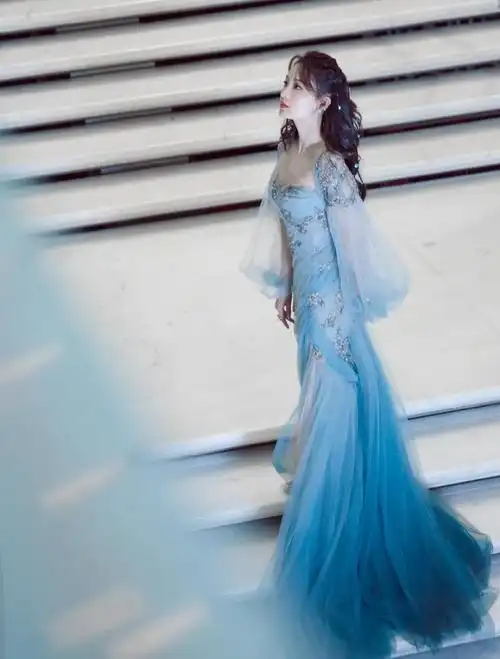 李沁这身穿搭好温柔蓝色薄纱连衣裙优雅灵动甜美精致又温婉