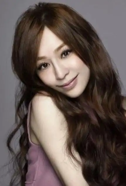 42岁王心凌露川字肌暴瘦,自曝体重才28kg,身材少女感满满