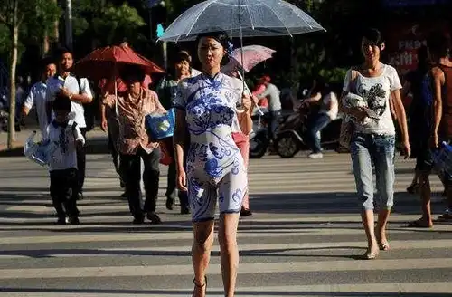 女模特在身上画了一件旗袍, 街头裸身拍照引争议