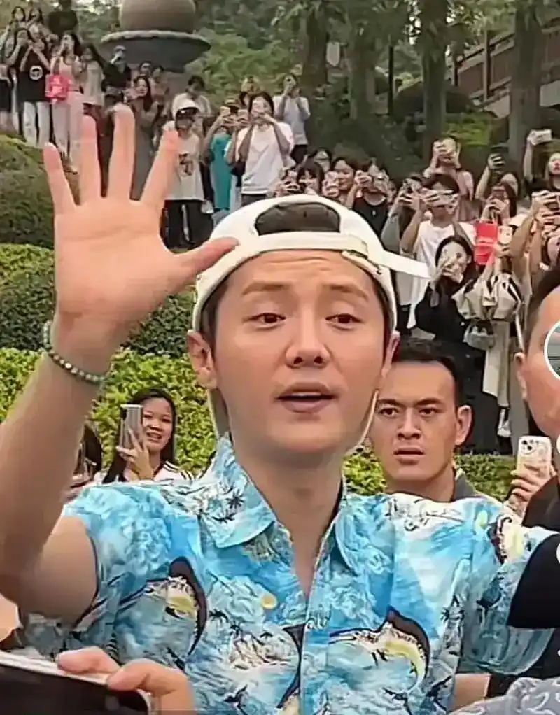 路人镜头下的鹿晗不仅长胖了,颜值也下滑了,看起来竟然这么沧桑了