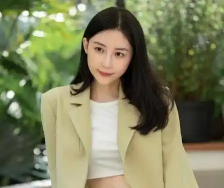 潘玮柏妻子晒写真照,被赞天使面孔魔鬼身材,撞脸王思聪的新女伴_宣云