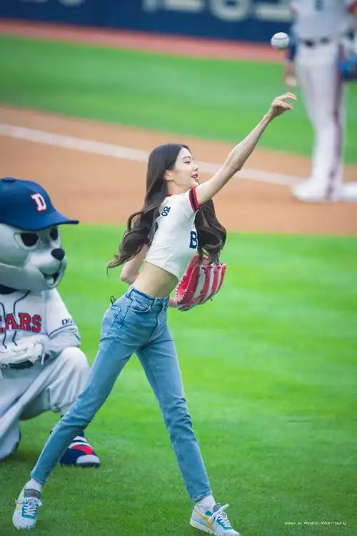 张元英为棒球联赛开球18岁身材比例惊人