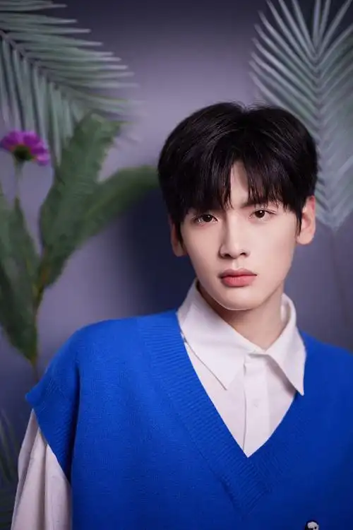 翟潇闻最新写真少年感扑面而来白衬衫配蓝针织背心简单帅气