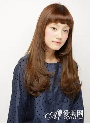 这款大卷型中分梨花头,非常适合圆脸大脸的mm,时尚修颜不费劲,瞬间让