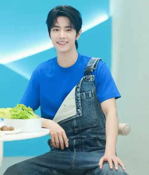 肖战的背带裤造型又上热搜了!