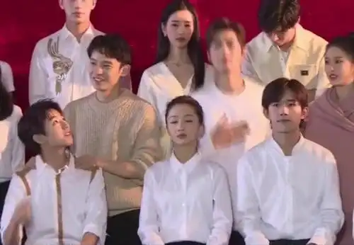 视频中,周冬雨稳居c位,左右两边分别坐着王俊凯和易烊千玺,被美男团团