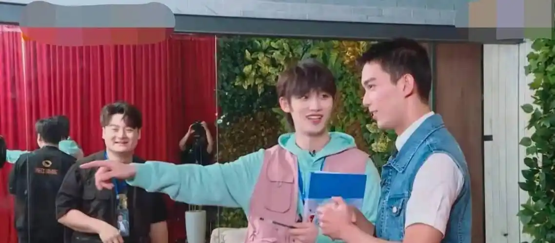 原创丁程鑫教吴磊撒娇wink吴磊害羞到低头丁程鑫反应让人表示磕到了