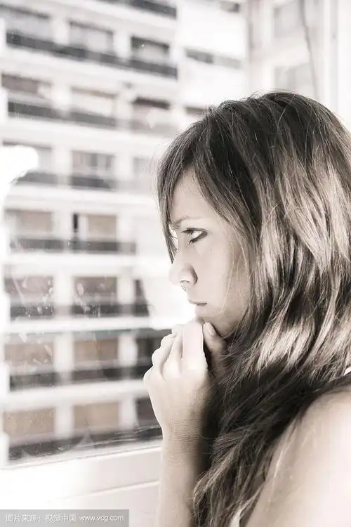 悲伤的女人望着窗外