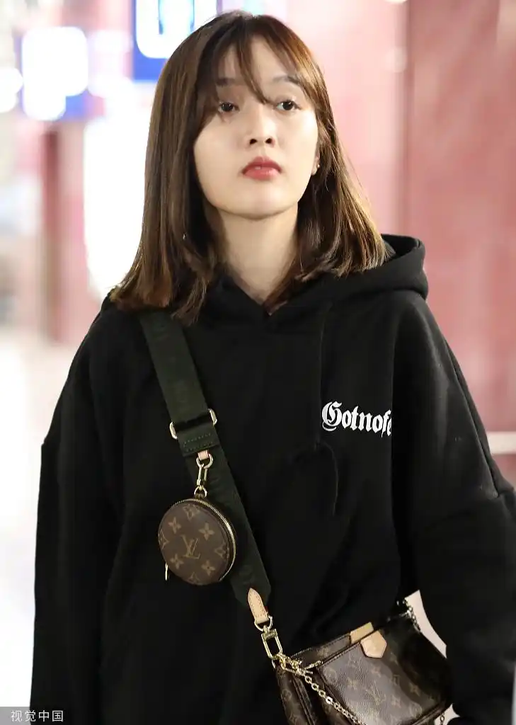 吴宣仪素颜穿卫衣现身 面露微笑亲和力十足