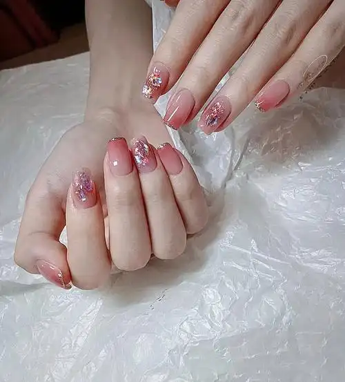 渐变亮片美甲图片