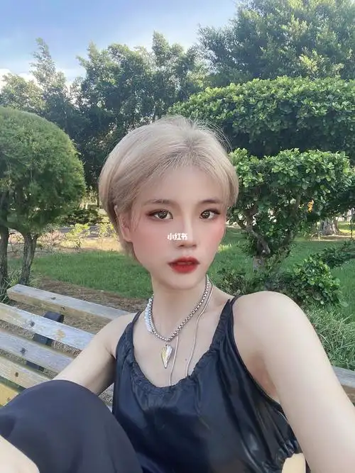 新发色分享 | 亚麻灰金 | 超短发