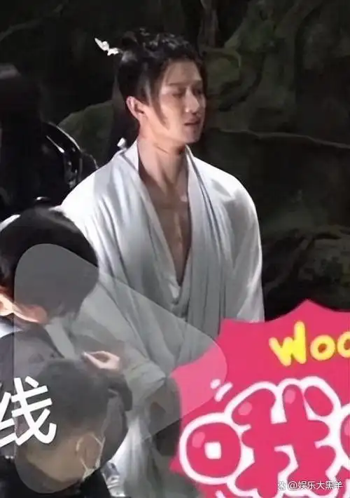 然而,镜头所呈现的结果却让人感到失望,因为在画面中,任嘉伦的小脸和