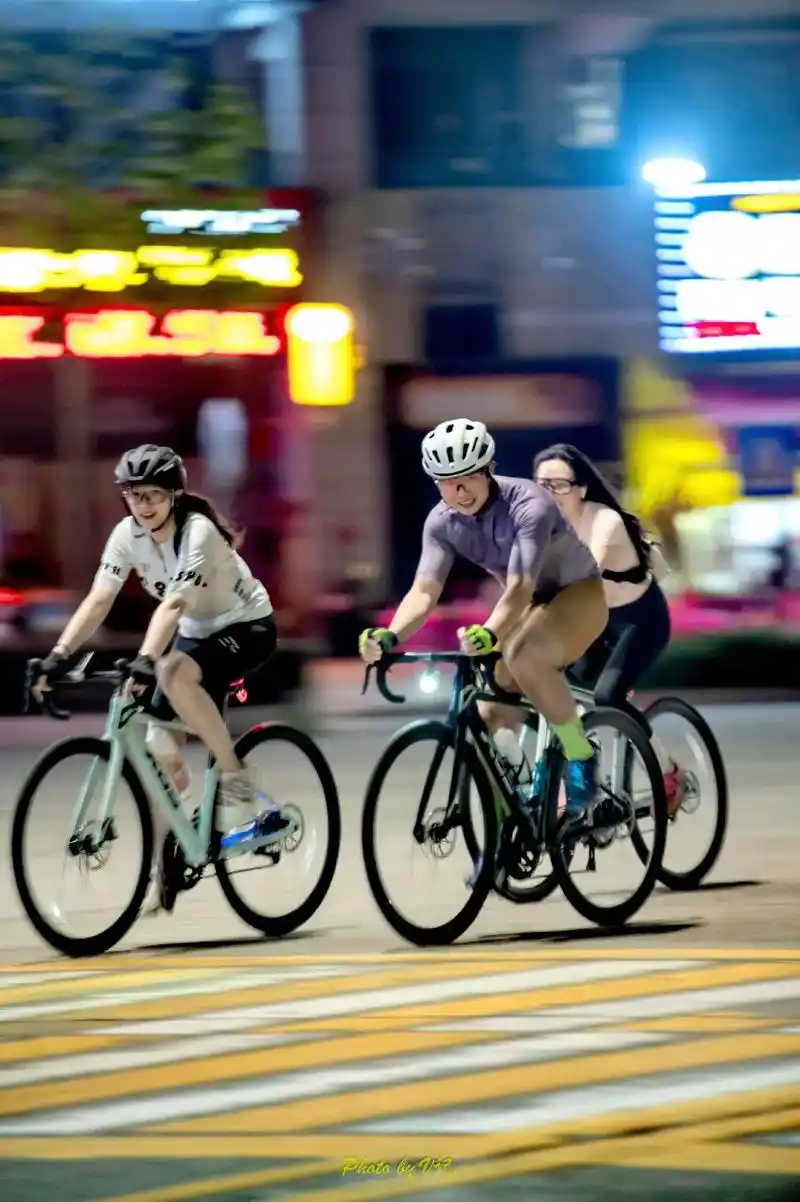 骑着自行车穿梭在城市的街头巷尾,感受着微风拂面的清爽