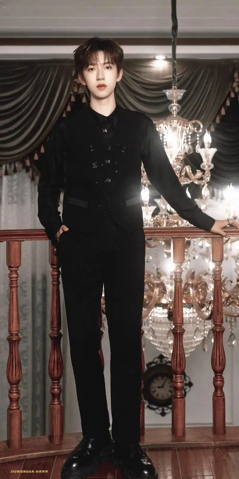 "矜贵" #贺峻霖 #西装杀 #禁欲系 #小说男主脸  @抖 - 抖音