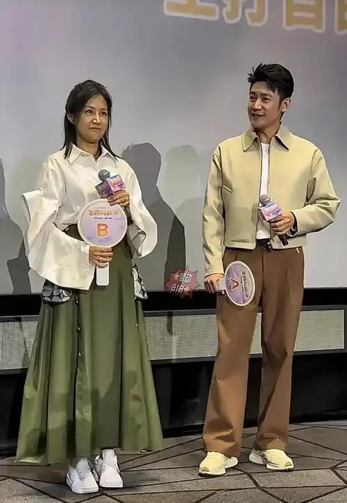 鲍蕾,陆毅新电影首映礼出席,神情疲态面肉松弛,47岁状态很真实