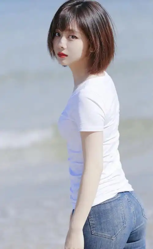 谭松韵清新美照,白t恤配紧身裤,漏出来的腰围我信她没90斤了