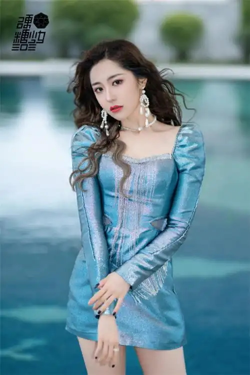 王艺瑾穿上这人鱼姬色短裙后也是美得让人心动,裙子不但把她的好身材